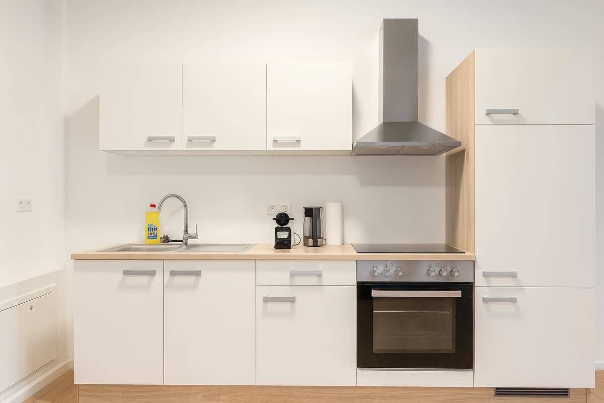 Kühlschrank, Ofen, Herdplatte, Wasserkocher mit Kaffee-/Teezubehör