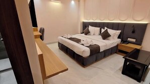 Een moderne slaapkamer met een bed, nachtkastjes en een bureau.