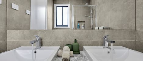 Dusche, Handtücher, Seife, Toilettenpapier