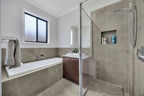 Regadera, toallas, jabón, papel de baño 