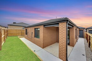 Property grounds - Cosy home in Mount Duneed near Torquay & Geelong. Perfect for family getaway! (Mount Duneed)