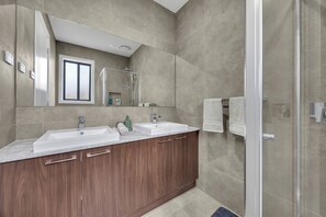 Regadera, toallas, jabón, papel de baño 