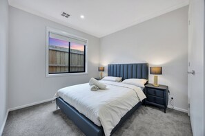 4 bedrooms, iron/ironing board, free WiFi, bed sheets - Cosy home in Mount Duneed near Torquay & Geelong. Perfect for family getaway! (Mount Duneed)