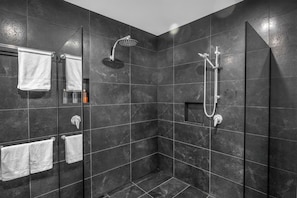 Towels, soap, toilet paper - BLUE WREN COASTAL RETREAT (Bermagui)