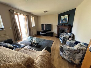 TV, books - Silsoe Cottage B&B Master Suite (Silsoe)