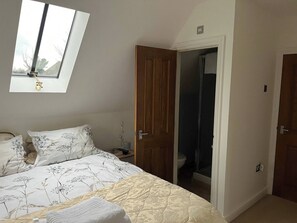 1 bedroom, iron/ironing board, internet, bed sheets - Silsoe Cottage B&B Master Suite (Silsoe)