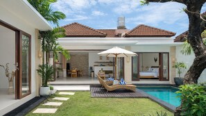 Outdoor pool - Villa Victoria 2 by Villa Finder (Kuta)