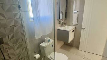 Een douche, handdoeken
