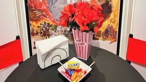Locandina del film 'Via col vento' in un atrio di cinema.