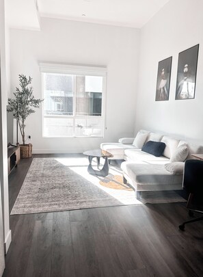 Living area - Luxury Downtown Long Beach Hub. Centrally located for every need. (Long Beach)