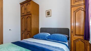 Leilighet (Two bedroom apartment with lake view)