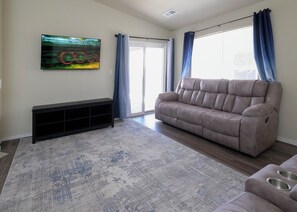 Een smart-tv en een open haard