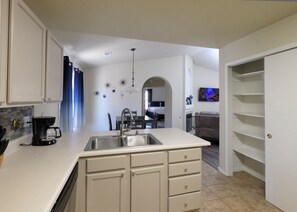 Fridge, microwave, oven, stovetop - Beautifully decorated - Gated Community (Albuquerque)