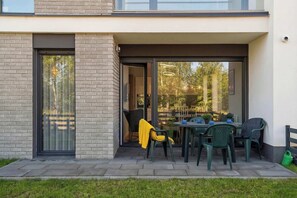 Outdoor dining - Cozy Apartment with Garden | Close to the Attractions of Jelenia Gora. (Jelenia Góra)