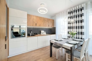 Een koelkast, een oven, een kookplaat, een vaatwasser
