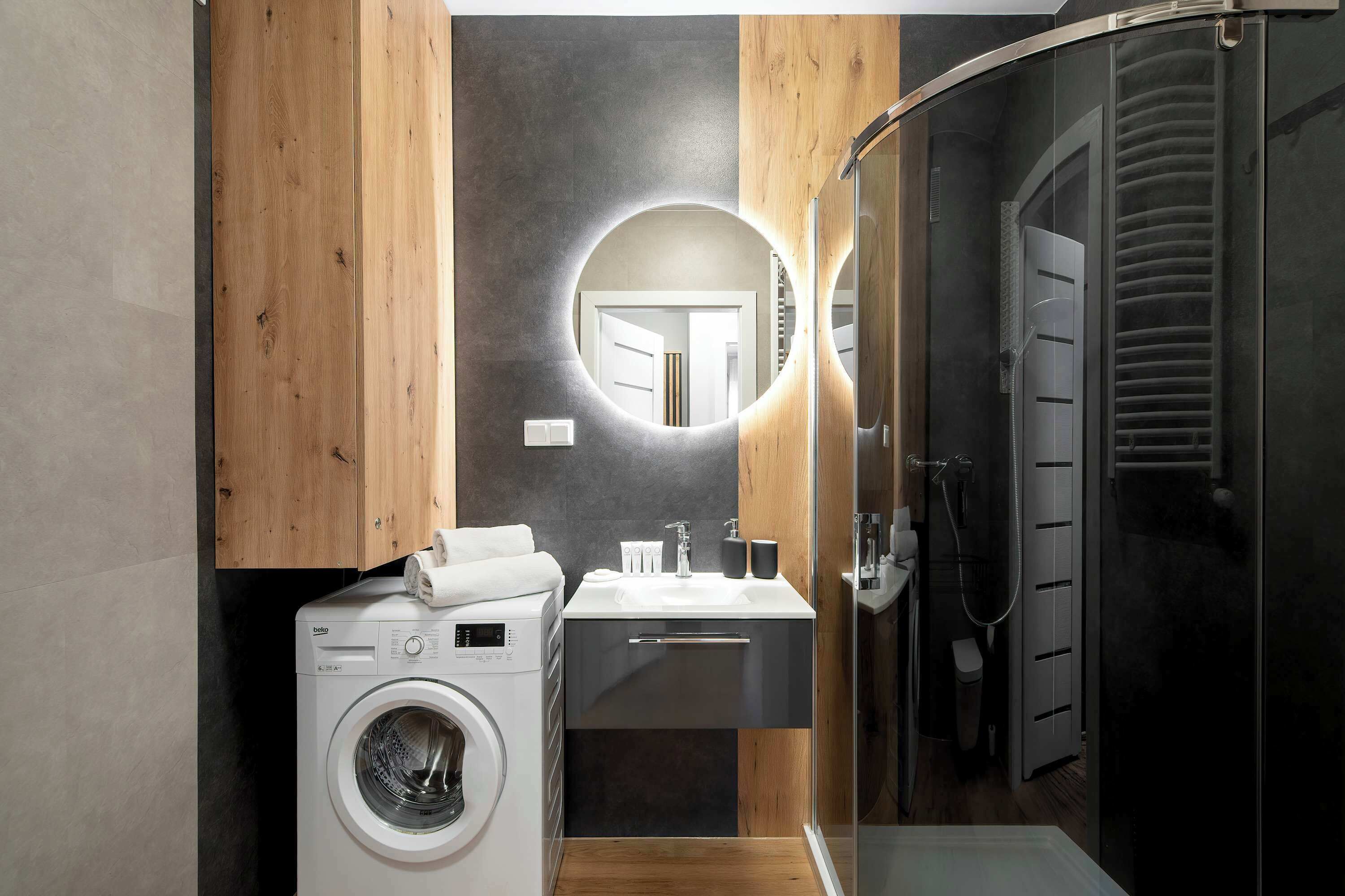 Shower, hair dryer, towels, shampoo
