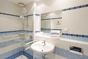 Double or Twin Room | Bathroom | Towels, soap, toilet paper