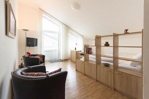 Espacio para trabajar con laptop, cortinas blackout y wifi gratis