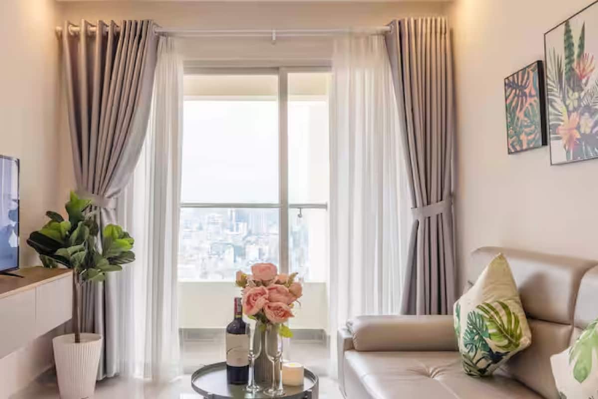 Căn hộ Cao cấp, 2 phòng ngủ, bếp, quang cảnh thành phố | Khu phòng khách