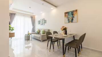 Luxury Apartment, 2 Bedrooms, Kitchen, City View | Dining