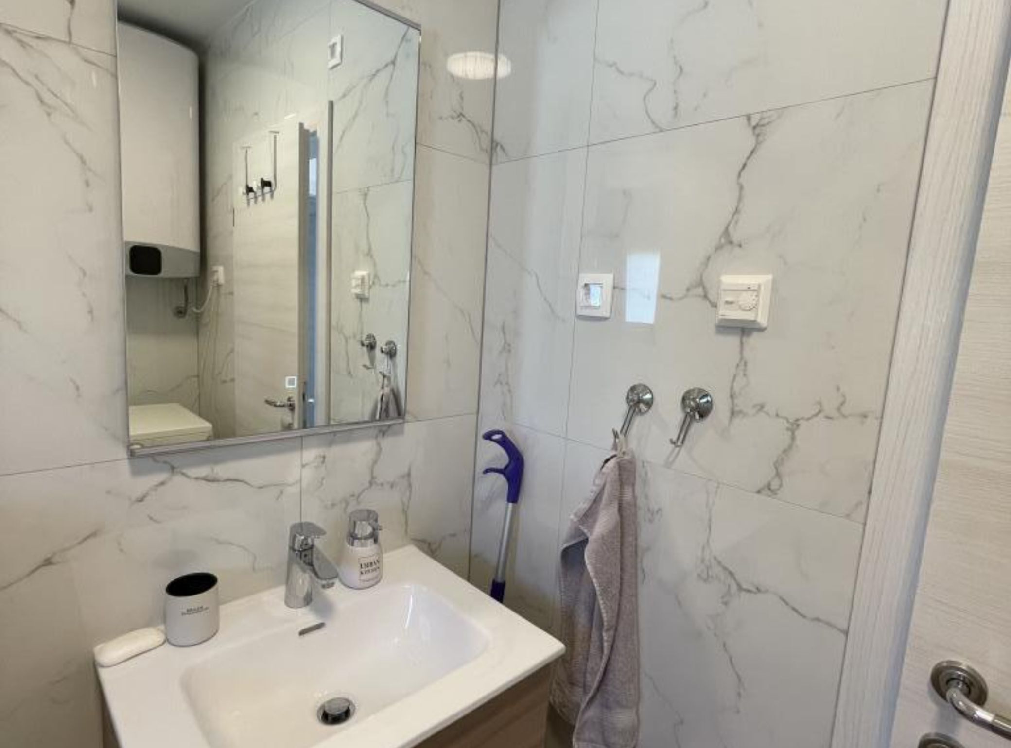 شقة (Two Bedroom Apartment 1) | حمام | تجهيزات دش، مناشف