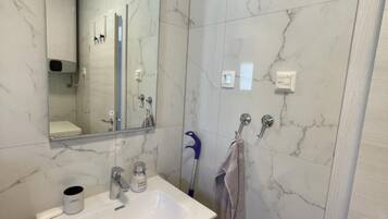 Apartment (Two Bedroom Apartment 1) | Bathroom | Shower, towels