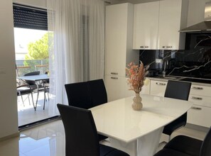 Apartment (Two Bedroom Apartment 1) | Dapur peribadi | Peti sejuk 