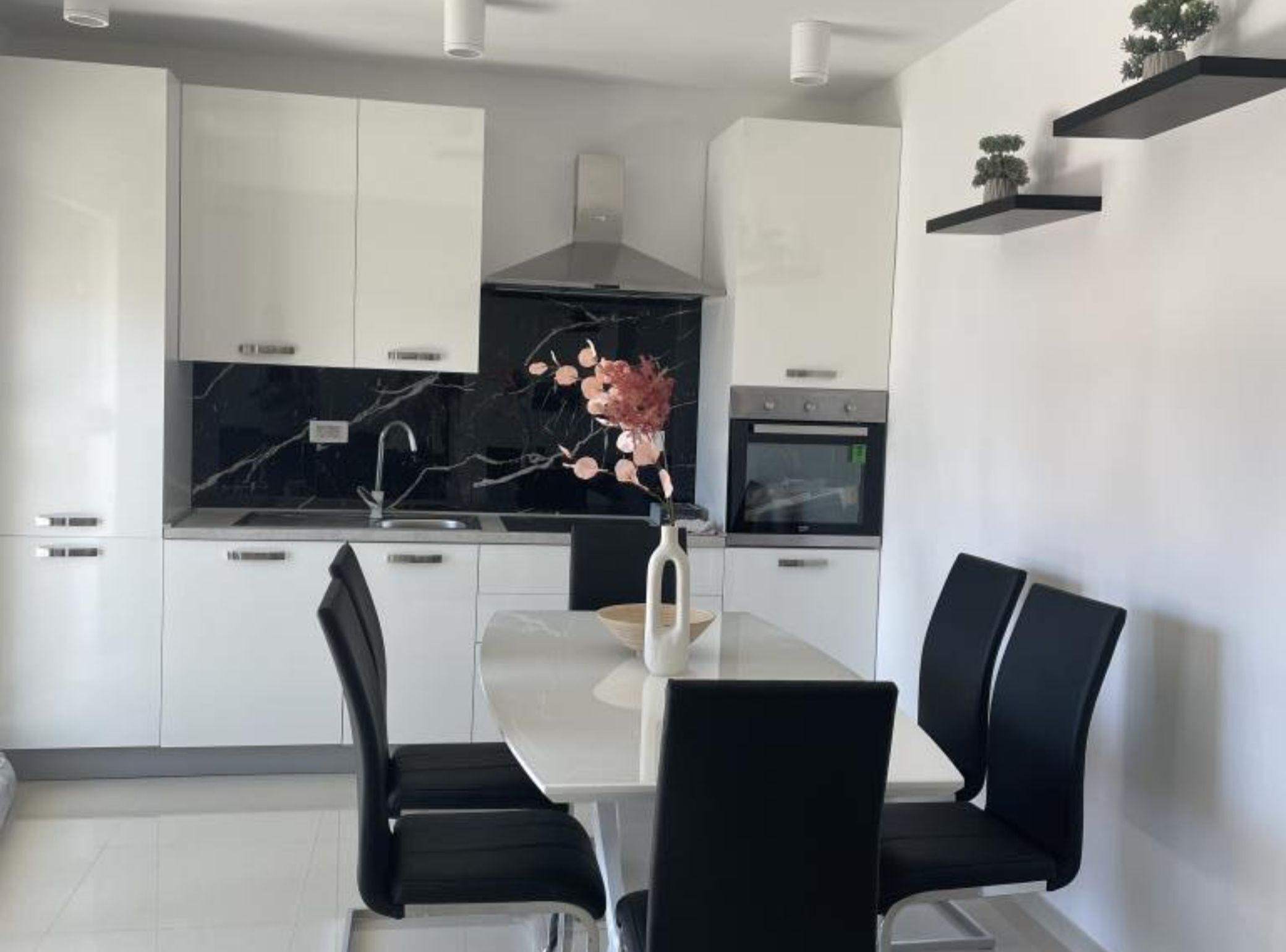 شقة (Two Bedroom Apartment 1) | مطبخ خاص | ثلاجة