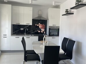 Lägenhet (Two Bedroom Apartment 1) | Eget kök | Kylskåp