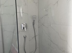 Departamento (Two Bedroom Apartment 1) | Baño | Regadera y toallas 