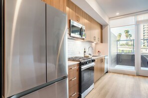 Een koelkast, een magnetron, een oven, een kookplaat