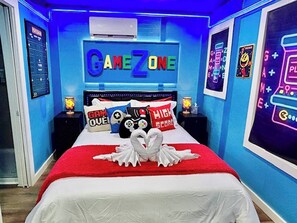 1 bedroom, iron/ironing board, Internet, bed sheets - GameZone with PacMa Arcade, WiFi, Free Parking (Sparks)