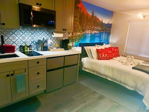 1 bedroom, Internet, bed sheets - Near Airport, Hospital, MidTown, 58” TV - Apt 150 (Reno)