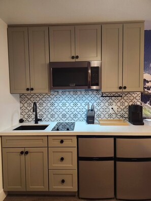 Private kitchen - Near Airport, Hospital, Midtown, 58” TV - Apt 255 (Reno)