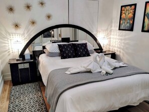 1 bedroom, iron/ironing board, internet, bed sheets - Deco Studio Retreat with Fireplace, WiFi, Queen Bed (Reno)