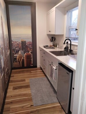 Fridge, microwave, stovetop, coffee/tea maker - Deco Studio Retreat with Fireplace, WiFi, Queen Bed (Reno)