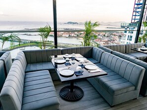 Outdoor dining - 40m² Luxury Oceanview Room • Hilton Area • Rooftop Pool (Panamá)