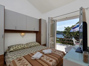 Hus (Three Bedroom Holiday Home with Sea V)