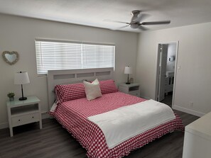 4 bedrooms, iron/ironing board, WiFi, bed sheets - Modern Las Vegas Retreat, Spacious 4-bedroom house in a pleasant neighborhood (Las Vegas)