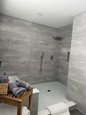 Shower, hair dryer, towels, soap - Modern Las Vegas Retreat, Spacious 4-bedroom house in a pleasant neighborhood (Las Vegas)