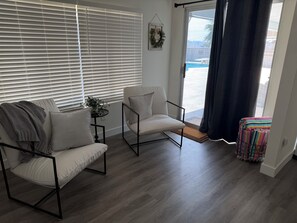 Living area - Modern Las Vegas Retreat, Spacious 4-bedroom house in a pleasant neighborhood (Las Vegas)