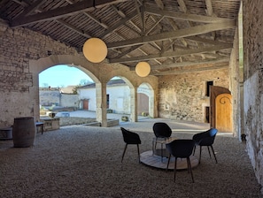 Terrace/patio - Gîte Le Brissonneau Charente Swimming pool 4 bedrooms & 4 bathrooms large parking lot (Saint-Saturnin)