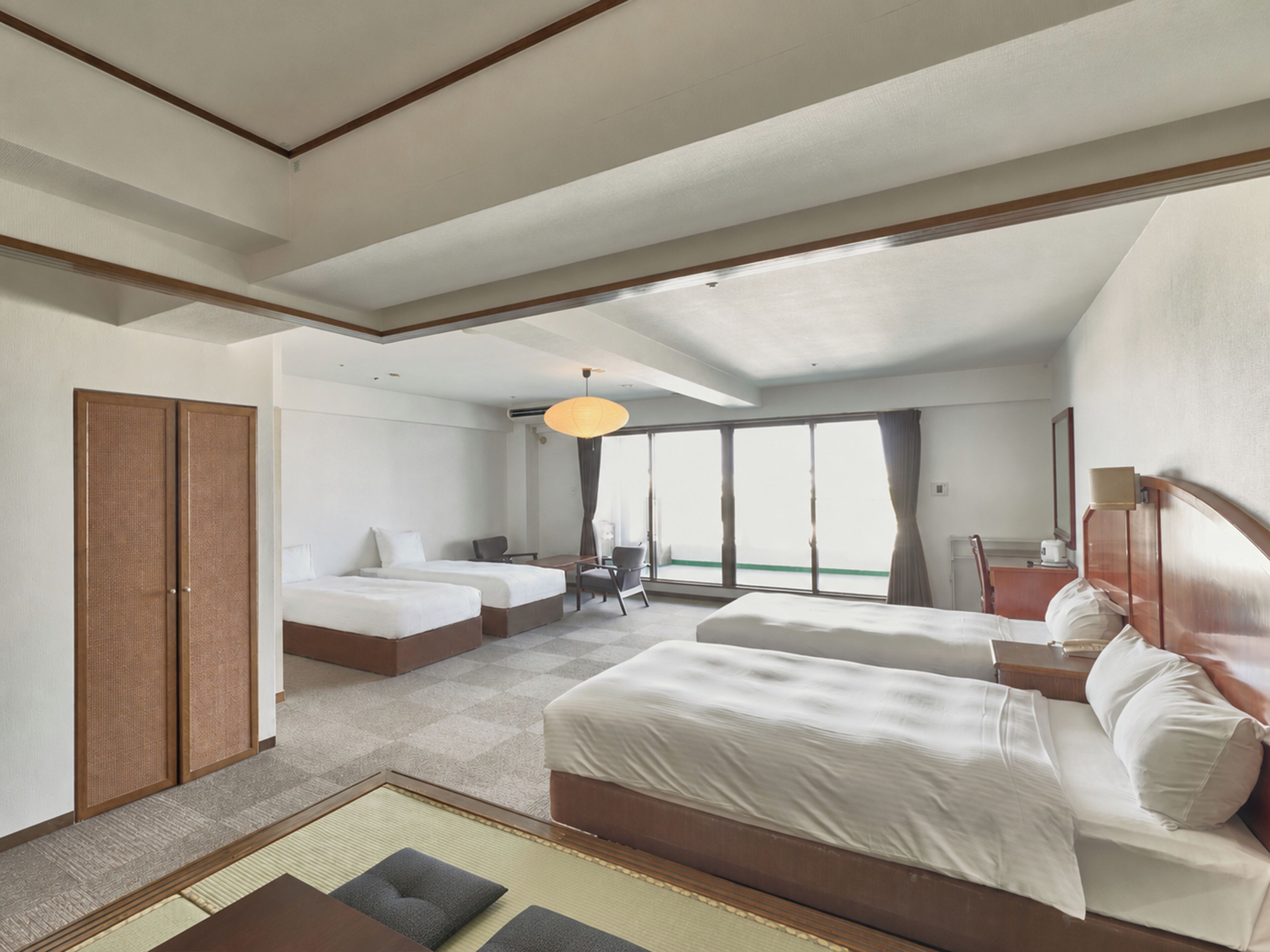 Deluxe-Vierbettzimmer, Balkon, Stadtblick | Schreibtisch, kostenloses WLAN, Bettwäsche