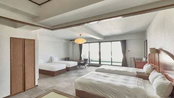 Deluxe-Vierbettzimmer, Balkon, Stadtblick | Schreibtisch, kostenloses WLAN, Bettwäsche