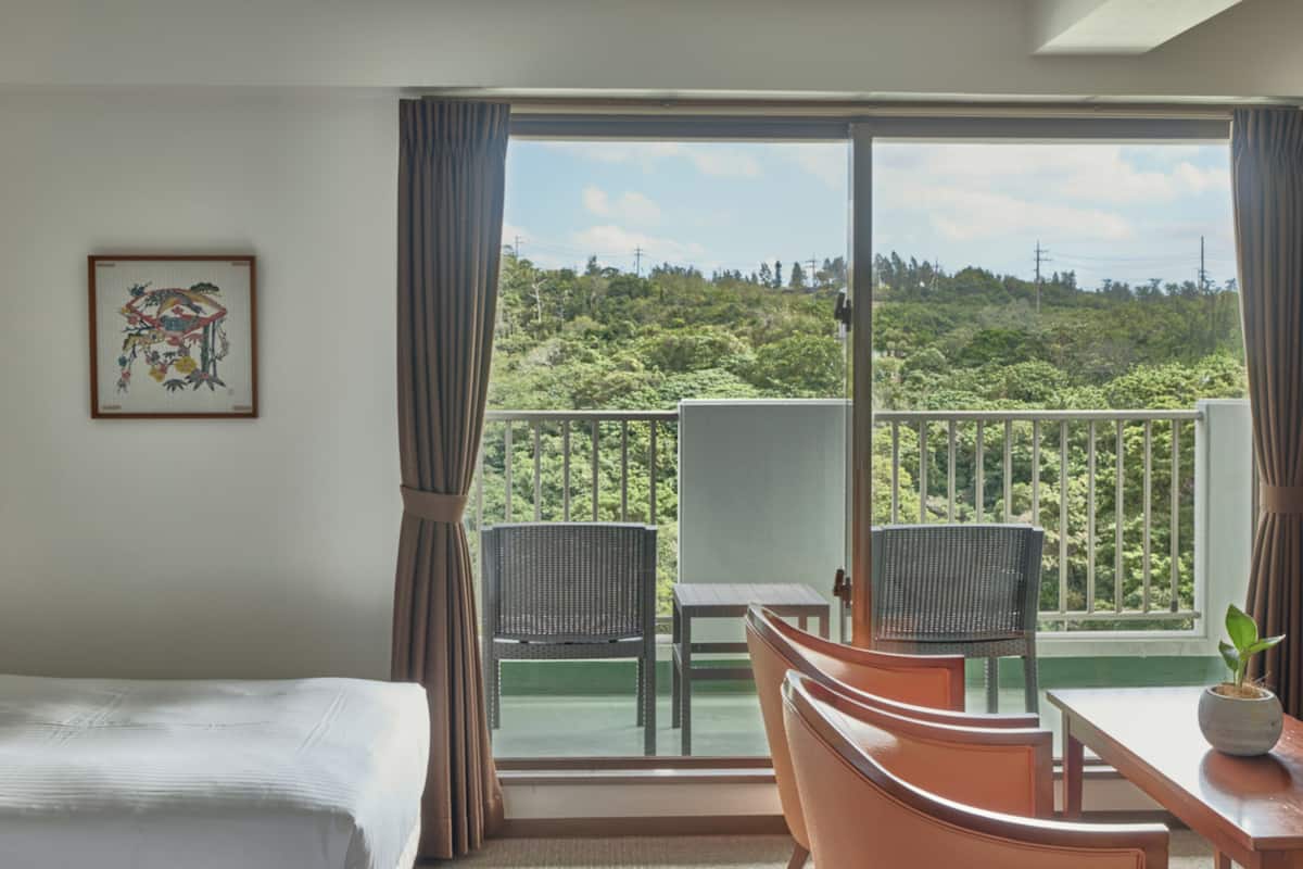 Chambre supérieure avec lits jumeaux, balcon, vue sur la colline | Bureau, accès au Wi-Fi (inclus), literie fournie