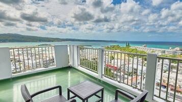 Comfort-værelse med 2 enkeltsenge - balkon - havudsigt | Overnatningsstedets område