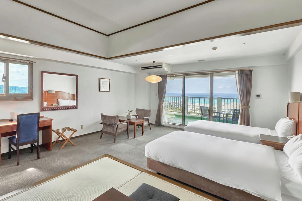 Chambre Confort avec lits jumeaux, balcon, vue sur la ville | Bureau, accès au Wi-Fi (inclus), literie fournie