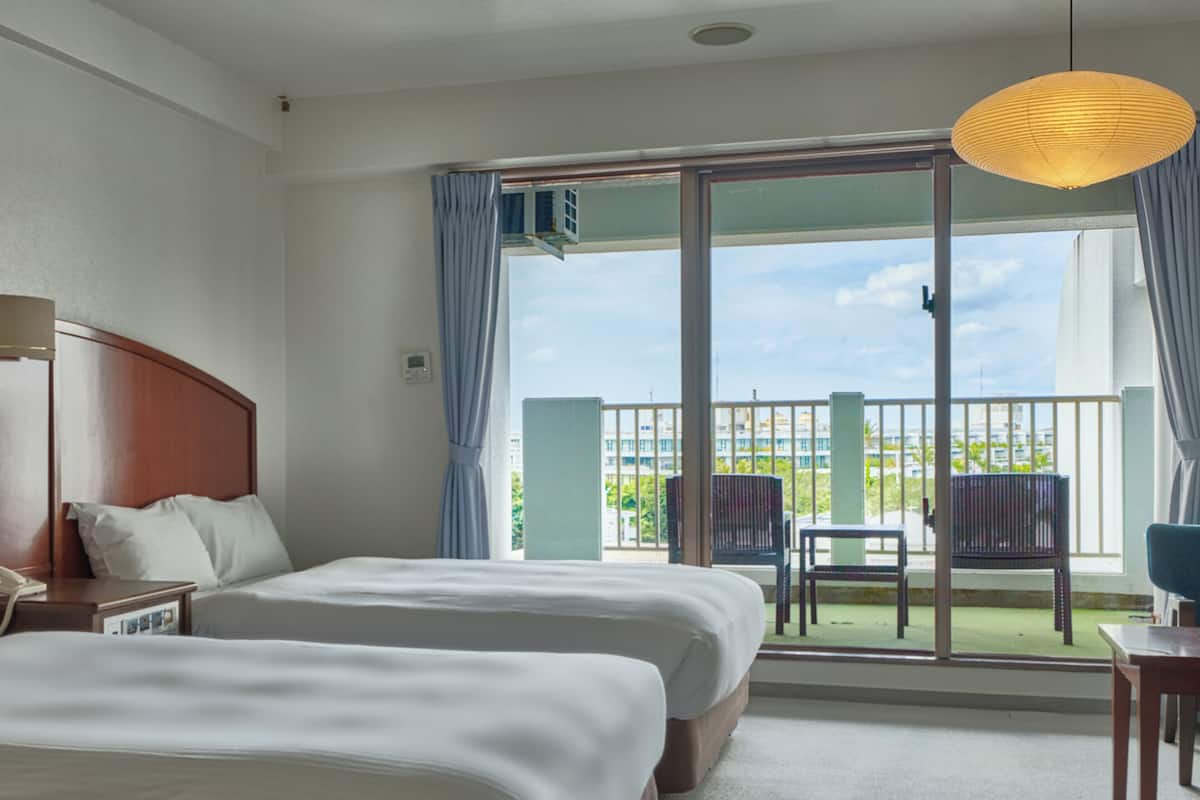 Chambre Deluxe avec lits jumeaux, balcon, vue sur la ville | Bureau, accès au Wi-Fi (inclus), literie fournie