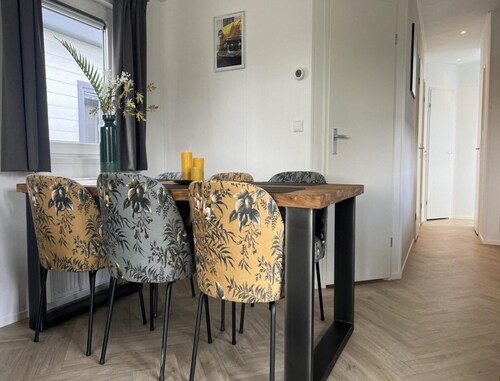 Stylish Beachside Lodge for 6