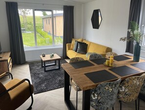 Chalet | Dining - Stylish Beachside Lodge for 6 (Scherpenisse)